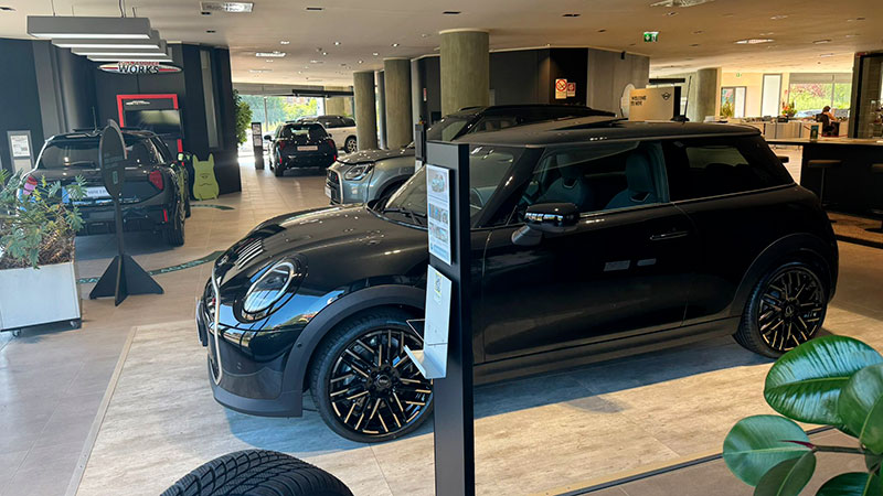 Vediamo alcune MINI in esposizione all'interno dello showroom di Moncalieri