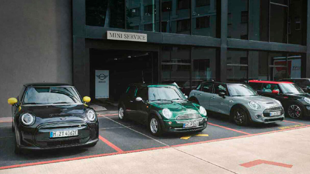 Vediamo alcune MINI parcheggiate davanti ad un Centro MINI Service